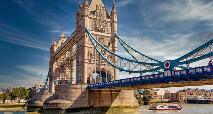 Iconische Tower Bridge die de rivier de Theems overspant op een heldere, zonnige dag.