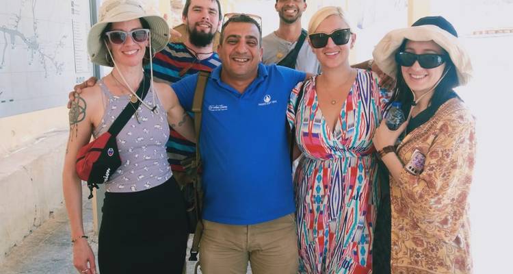 Groupe de touristes posant ensemble pour une photo.