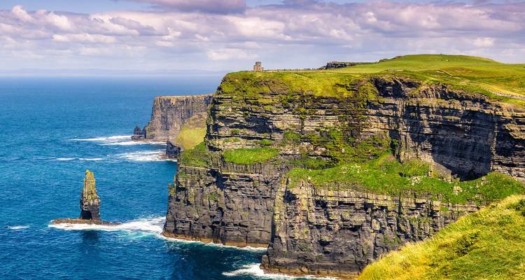 Schitterende kalkstenen Cliffs of Moher stijgen dramatisch uit boven de Atlantische Oceaan op een heldere dag.