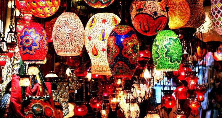 Kleurrijke mozaïeklampen in een marktomgeving.