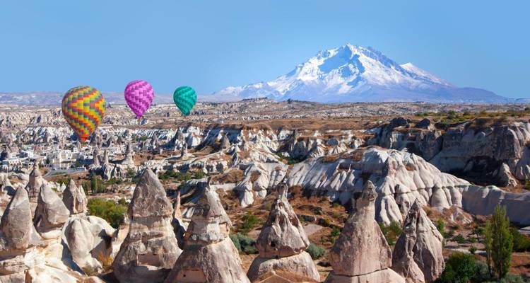 Cappadocië landschap met kleurrijke heteluchtballonnen.