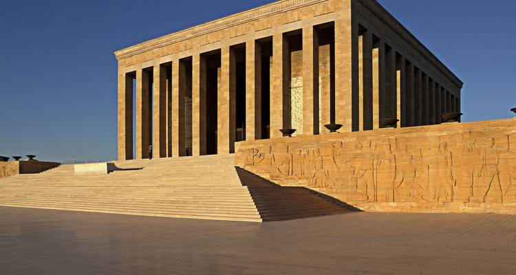 Het Anitkabir Mausoleum in Ankara overdag.