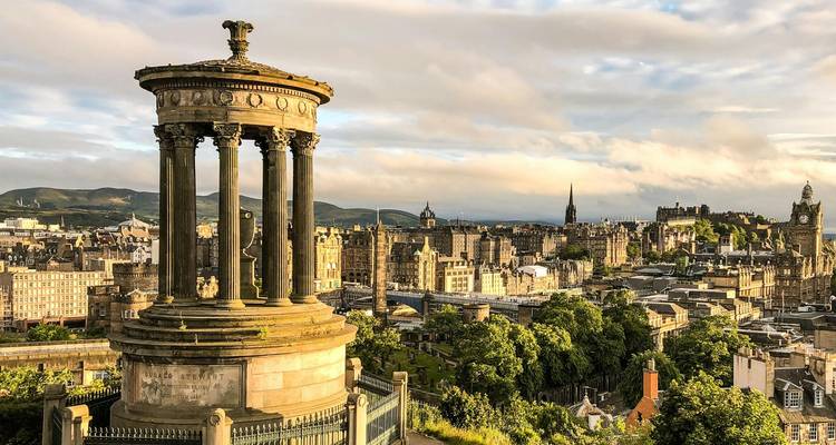 Une vue panoramique de la ville d'Édimbourg depuis Calton Hill.