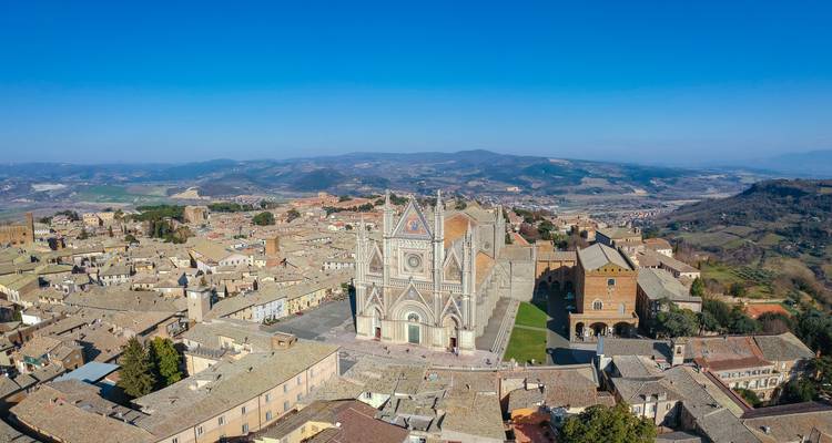 Luftaufnahme von Orvieto mit einem markanten Dom.