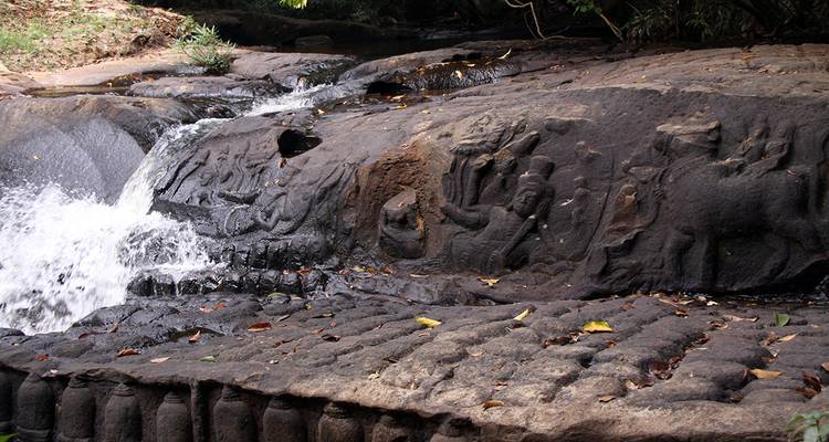 Gravures d'ancien lit de rivière partiellement submergées par l'eau courante.