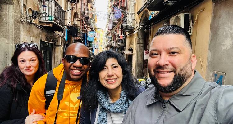 Freundliches Gruppenporträt in einer schmalen Straße von Neapel.