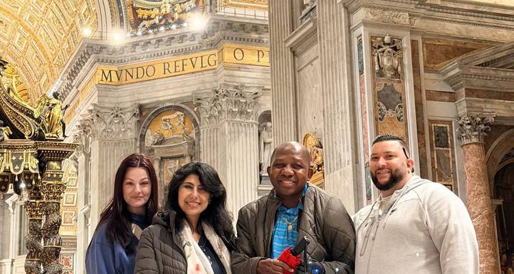 Gruppe von Menschen, die in einer prächtigen Kathedrale in Rom posieren.