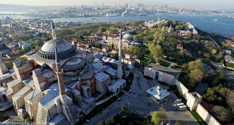 Aerial view of Istanbul’s historic peninsula featuring Hagia Sophia, Topkapi Palace and the Bosphorus.