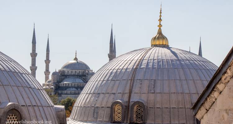 Las cúpulas de Santa Sofía y la Mezquita Azul marcan el horizonte de Estambul en plena luz del día.
