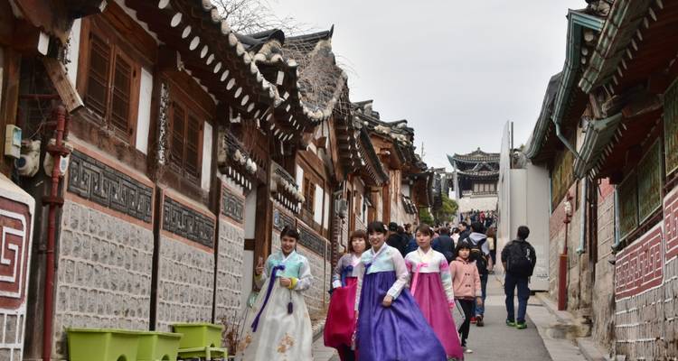 Rue étroite bordée de maisons coréennes traditionnelles.