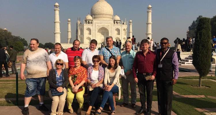 Group posing in front of the Taj Mahal.