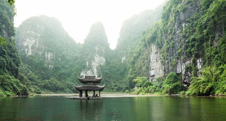 Vue paisible du paysage de Ninh Binh avec une structure traditionnelle.