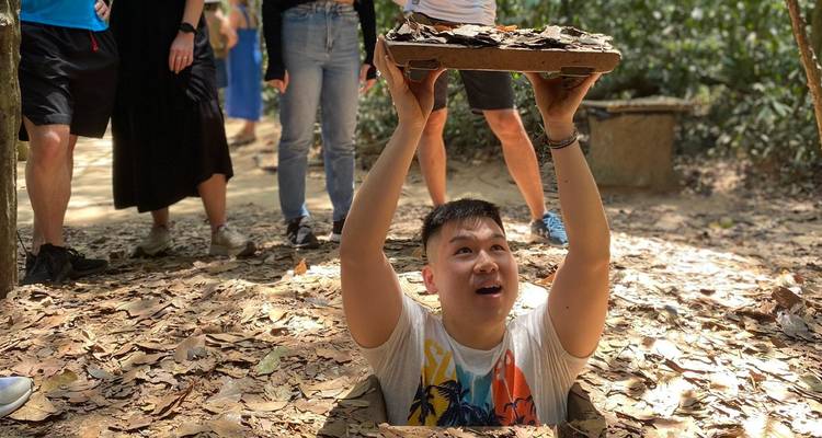 Personne émergeant d'un tunnel, entourée d'autres personnes.