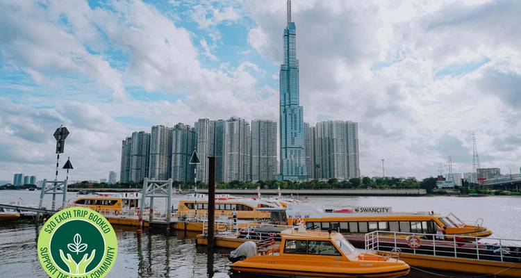 Paysage urbain moderne avec des immeubles élevés et une station d'eau.