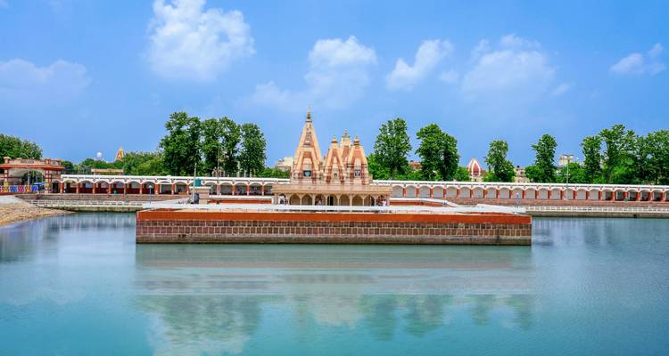 Temple près d'un plan d'eau tranquille entouré d'arbres.