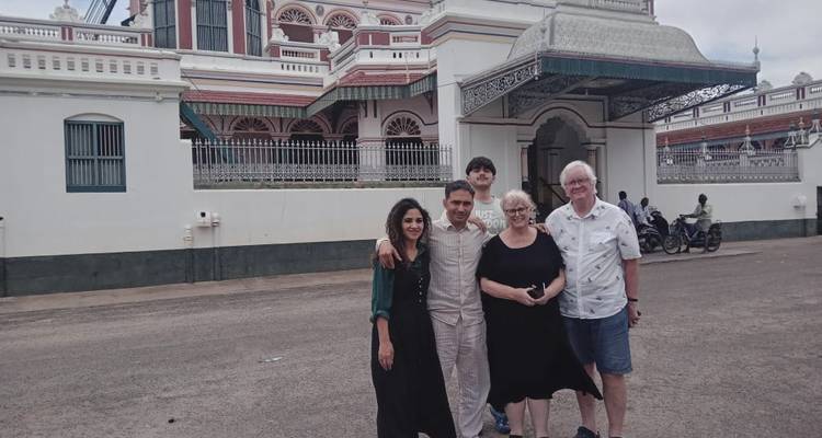 Group photo in front of a palatial entrance.