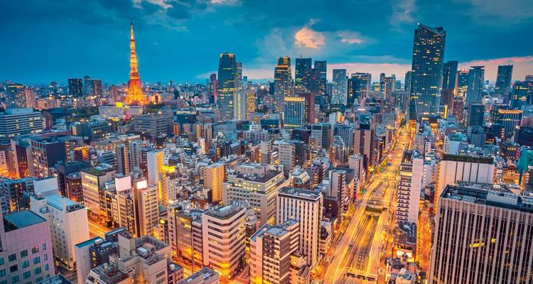 Tokio Stadtskyline bei Dämmerung, beleuchtete Gebäude.