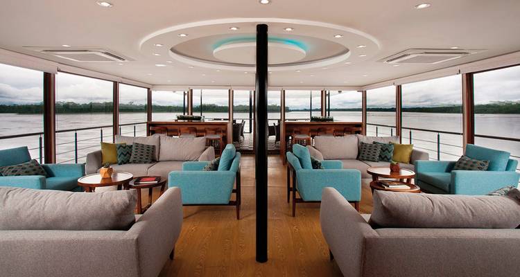 Zone de détente sur un bateau de croisière avec vues panoramiques sur la rivière.