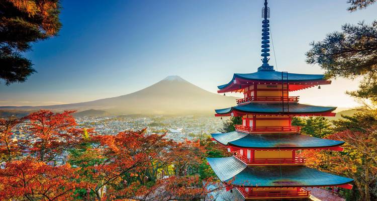 Een pagode met de berg Fuji op de achtergrond tijdens de herfst.