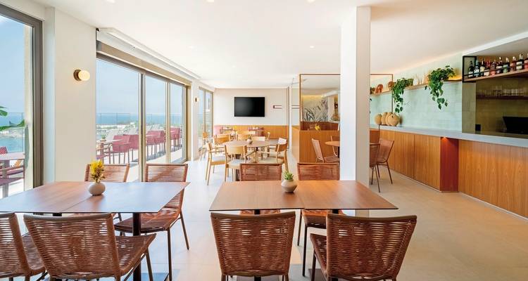 Essbereich mit Meerblick und modernen Möbeln.