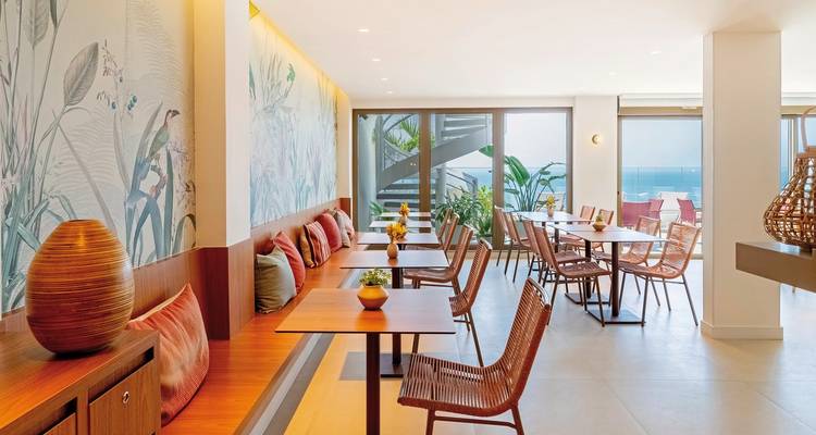 Innenbereich zum Essen mit Meerblick.