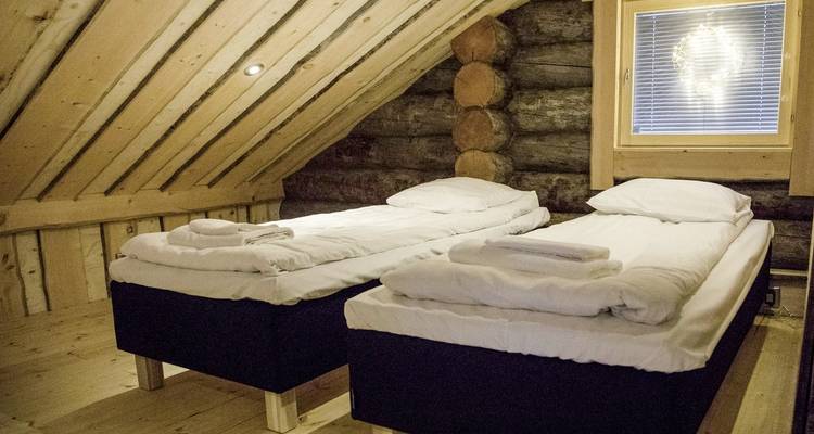 Kleines Dachgeschlafzimmer mit zwei Einzelbetten.