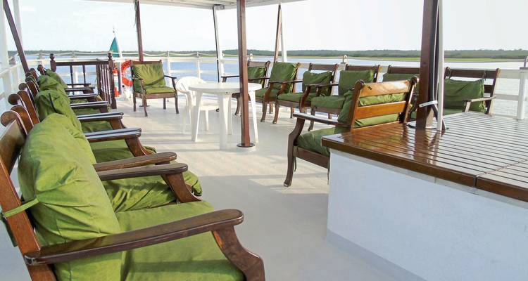 Área de asientos en cubierta al aire libre en un barco.