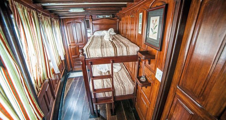 Camarote interior con literas en un barco.