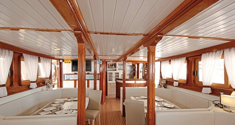 Intérieur de bateau de luxe avec mobilier en bois poli et aménagements de salle à manger.