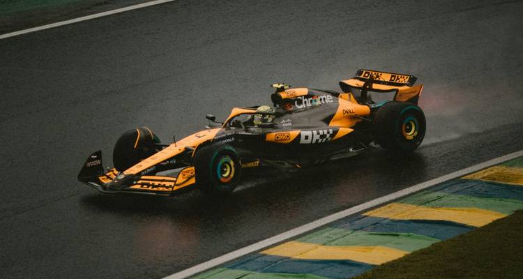 Rennwagen auf einer nassen Strecke während eines Rennens.