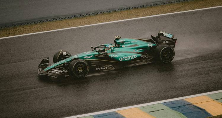 Rennwagen in Bewegung auf einer Rennstrecke.