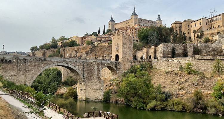 Die Steinbogenbrücke überspannt den Fluss Tejo und führt hinauf zur auf einem Hügel gelegenen Alcázar von Toledo.