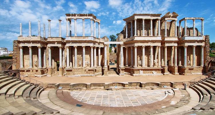 Romeinse theaterruïnes onder een heldere blauwe hemel.