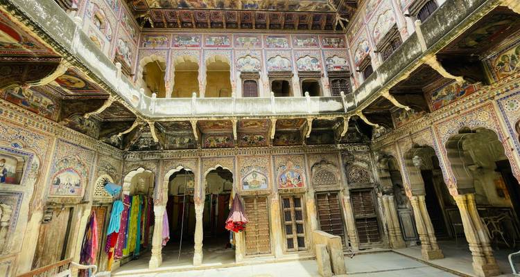 "Cours complexes d'un haveli traditionnel."
Alternative translation: "Cours d'honneur élaborées d'un haveli traditionnel."
Note: "Haveli" is typically kept as is in French since it's a specific architectural term referring to traditional mansions in India and Pakistan.