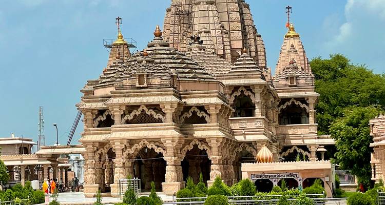 Un temple antique détaillé avec des sculptures ornementales.