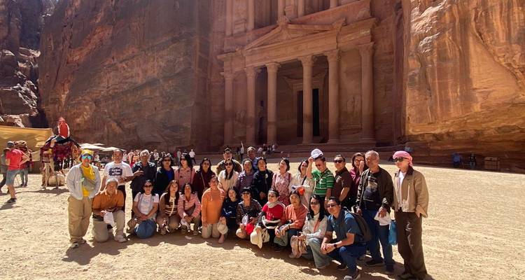 Grand groupe de personnes posant devant le Trésor à Pétra.