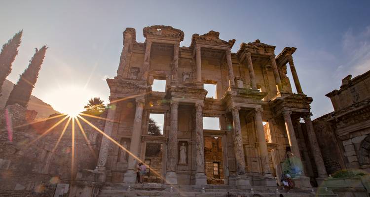 El sol estalla detrás de las ruinas de la antigua Biblioteca de Celso en Éfeso.