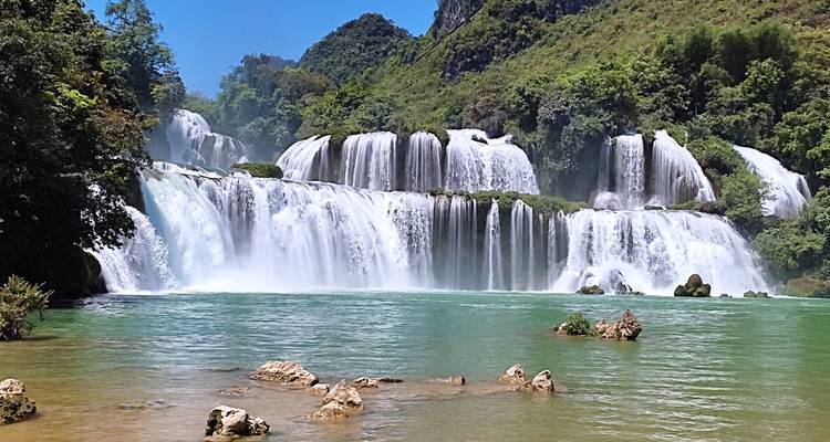 Vue panoramique d'une cascade dans un cadre verdoyant luxuriant.