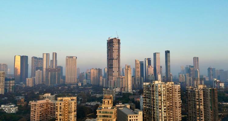 Grupo de modernos edificios de gran altura y una torre central en construcción en Bombay.