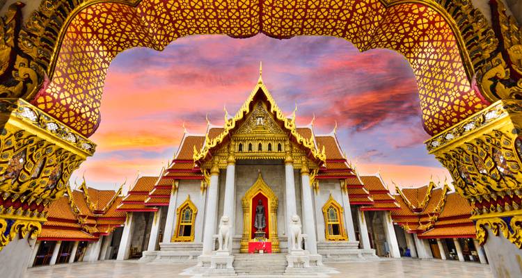 Een prachtige tempel met ingewikkelde architectuur bij zonsondergang.
