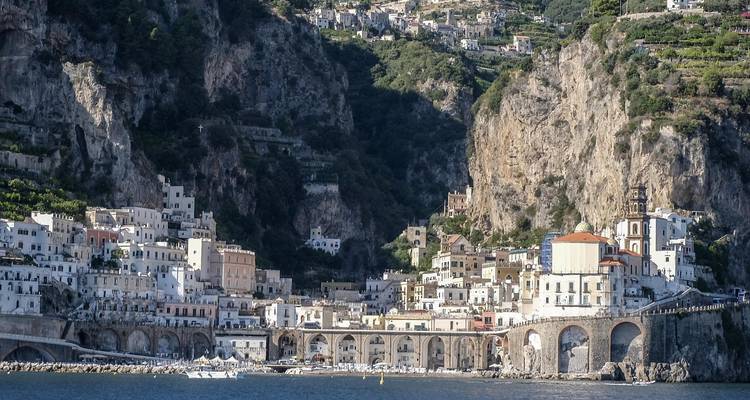 Ville côtière avec des falaises spectaculaires et des arches au bord de la mer.