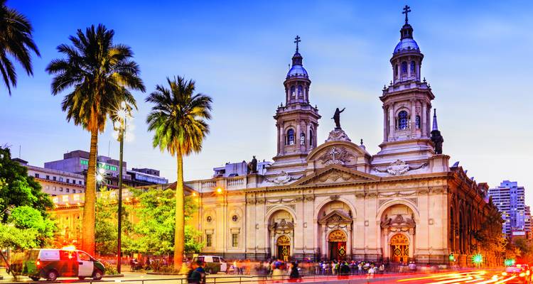 Koloniale Kathedrale zur blauen Stunde mit beleuchteten Straßen.