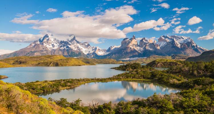 Vue époustouflante des pics déchiquetés aux sommets enneigés se reflétant dans les lacs turquoise de Torres del Paine.