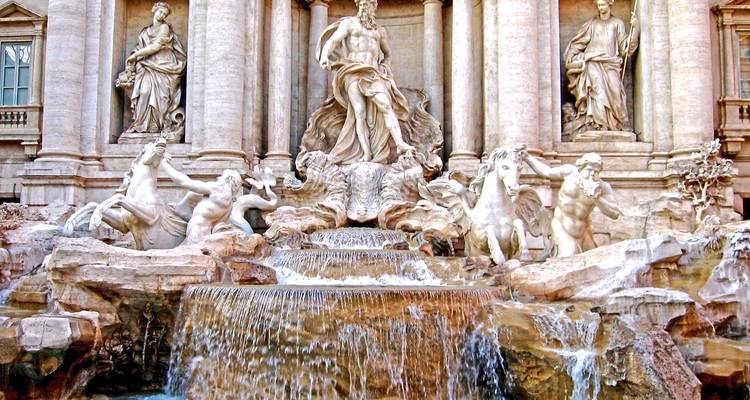 Gedetailleerde beelden en stromend water van Romes Trevi-fontein vastgelegd in warm licht.