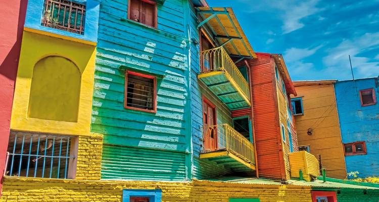 Nahaufnahme von farbenfrohen Gebäuden in La Boca mit Balkonen und strahlend blauem Himmel