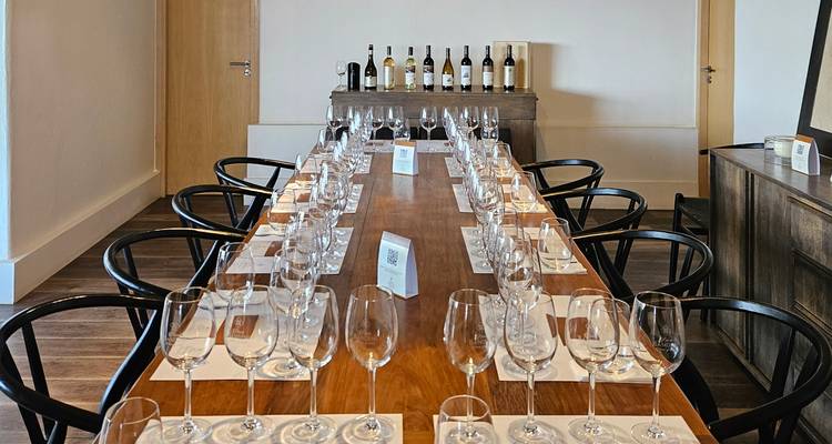 Configuration de dégustation de vin en intérieur avec des verres vides sur une table en bois.