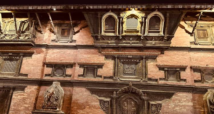 Kunstvolle Ziegelfassade eines traditionellen Gebäudes.