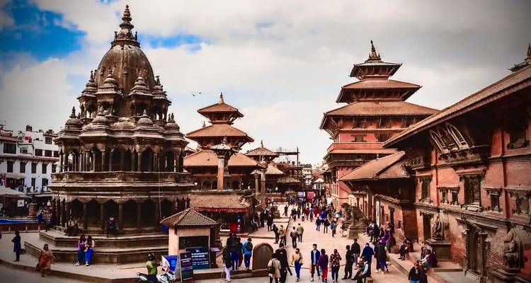 Überfüllter historischer Platz mit Tempeln und Menschen.