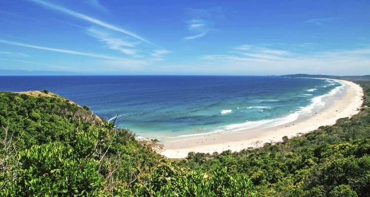 Luftaufnahme eines malerischen Strandes, der sich entlang der Küstenlinie erstreckt.