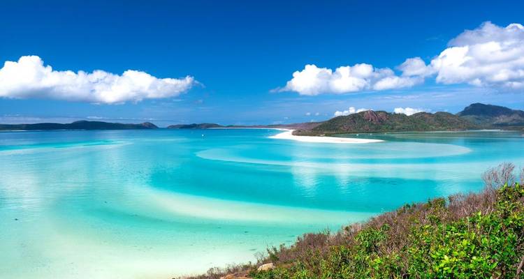 Unberührter weißer Sandstrand mit türkisfarbenem Wasser.